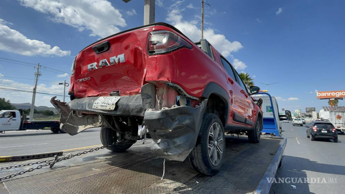 Choque por alcance deja tres vehículos dañados en el bulevar Venustiano Carranza de Saltillo