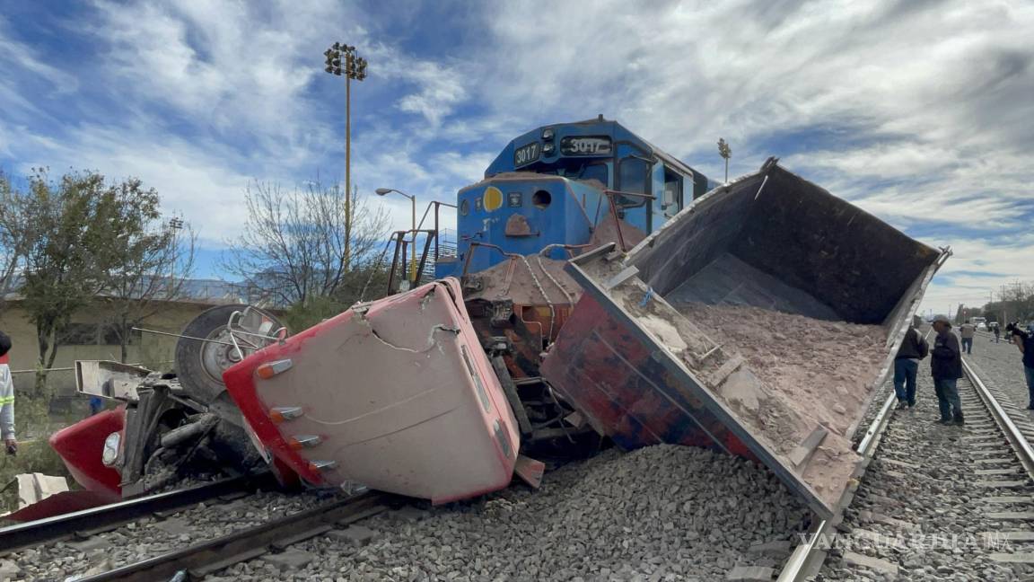 Tren embiste a camión y deja a conductor herido en Saltillo; quería ganarle el paso
