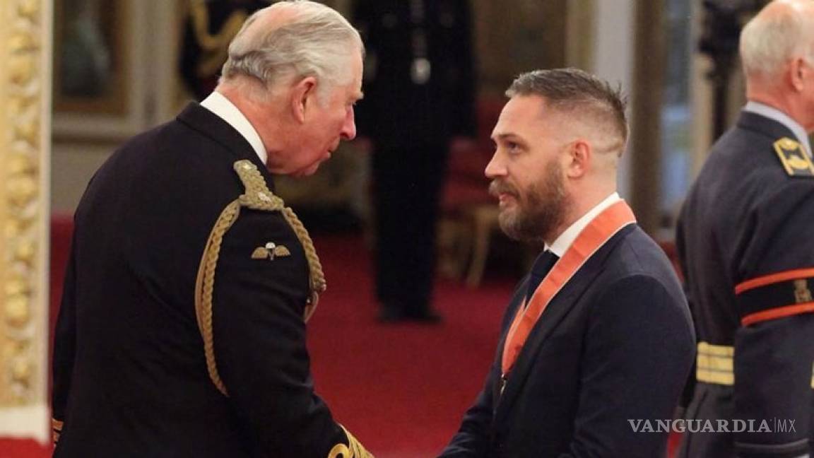 Tom Hardy es condecorado por el príncipe Carlos de Inglaterra por su servicio a la actuación
