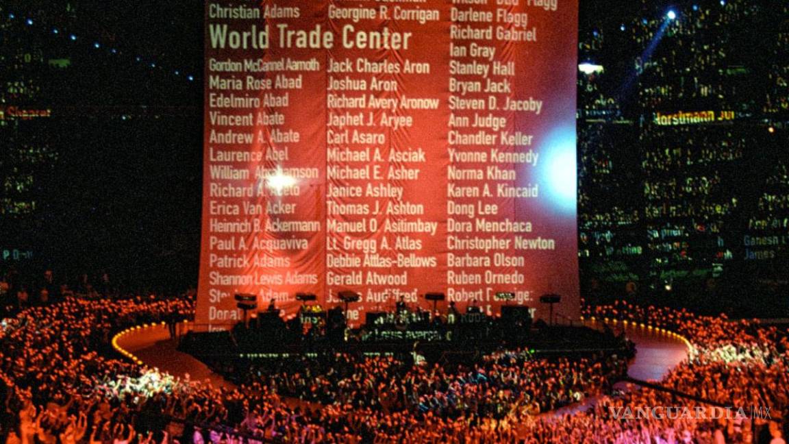 $!Cuatro meses después de los atentados del 11 de septiembre en Nueva York, U2 se subió al escenario del Super Bowl para rendir tributo a las víctimas.