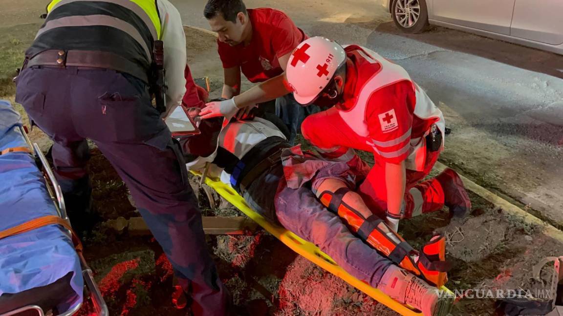 Conductora se pasa el alto y atropella a motociclista, en Saltillo