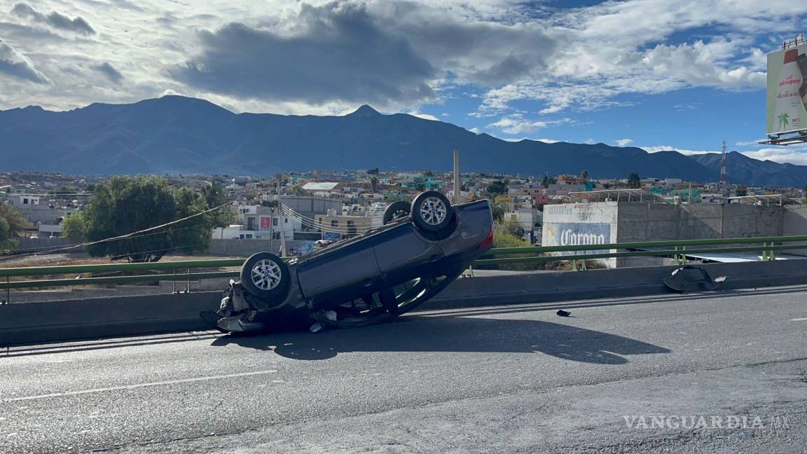 Vuelca tras chocar por alcance en el periférico LEA de Saltillo; deja mujer lesionada