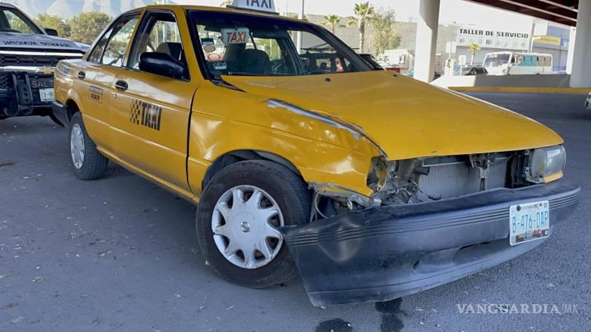 $!Con daños en la parte frontal terminó el taxi tras recibir el impacto del tráiler.