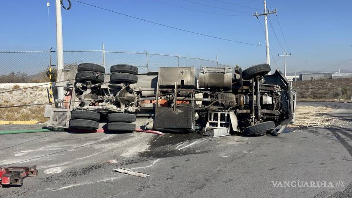 $!La unidad quedó recostada sobre el lado del conductor, lo que obligó a maniobras especiales para retirarla del área.