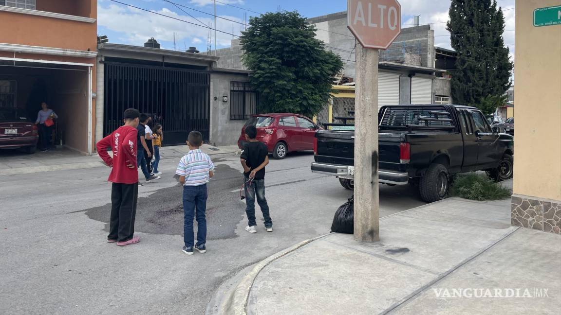 $!Amigos del menor atropellado en el sitio del accidente.