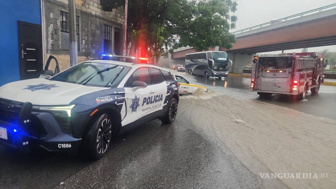 $!Elementos de la Comisaría de Seguridad y Protección Ciudadana auxiliaron a conductores que quedaron atrapados por la corriente