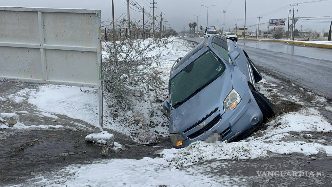 Saltillo: acelerado derrapa y cae a canal pluvial en el bulevar Fundadores