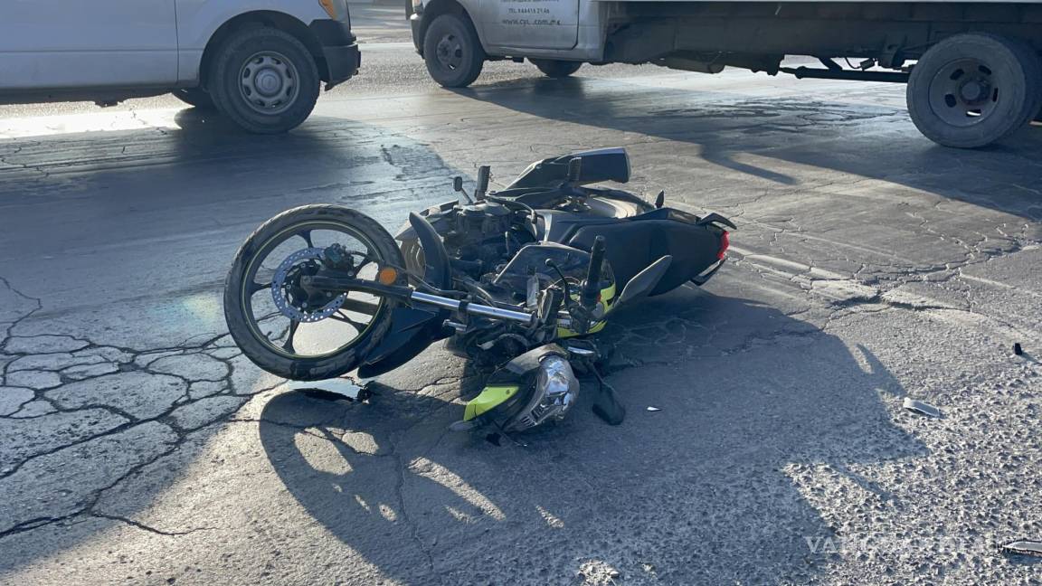 Arrastra a motociclista al dar vuelta sin precaución al poniente de Saltillo