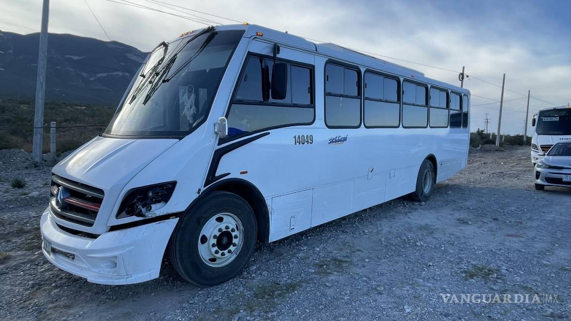 Se duerme saltillense al volante y a punto estuvo de chocar de frente con un transporte de personal