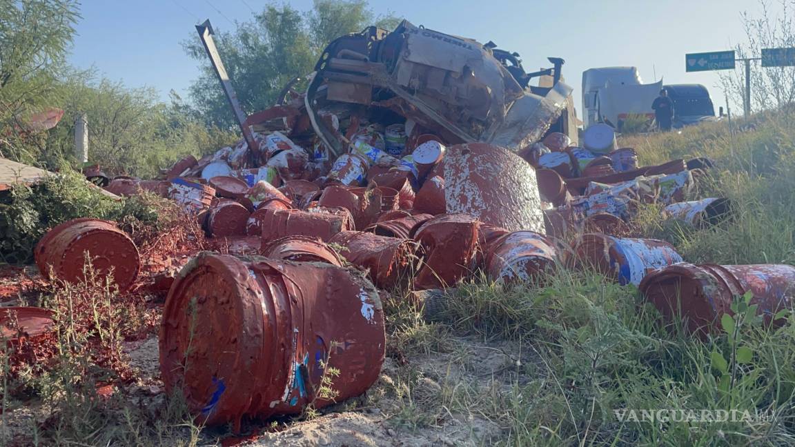 Tras percance, trailero termina con el impermeabilizante que cargaba regado en la carretera Saltillo-Zacatecas