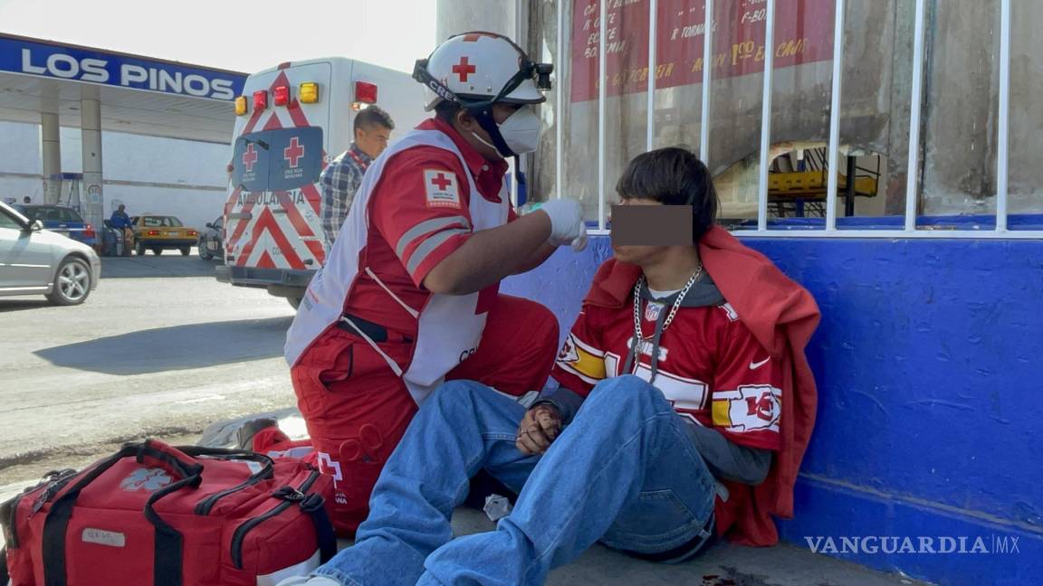 Joven motociclista trata de ganarle a ruta urbana y termina lesionado, en el Centro de Saltillo