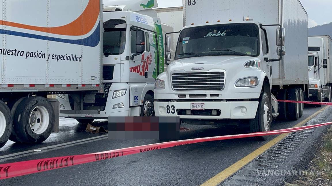 Trailero fallece en carretera Saltillo-Monterrey; bajó de la unidad para ‘ir al baño’