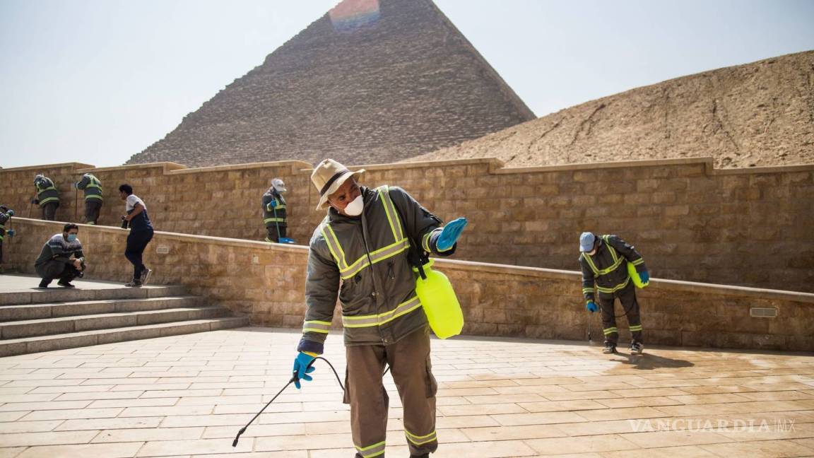 Por pandemia desinfectan las pirámides de Egipto y la esfinge