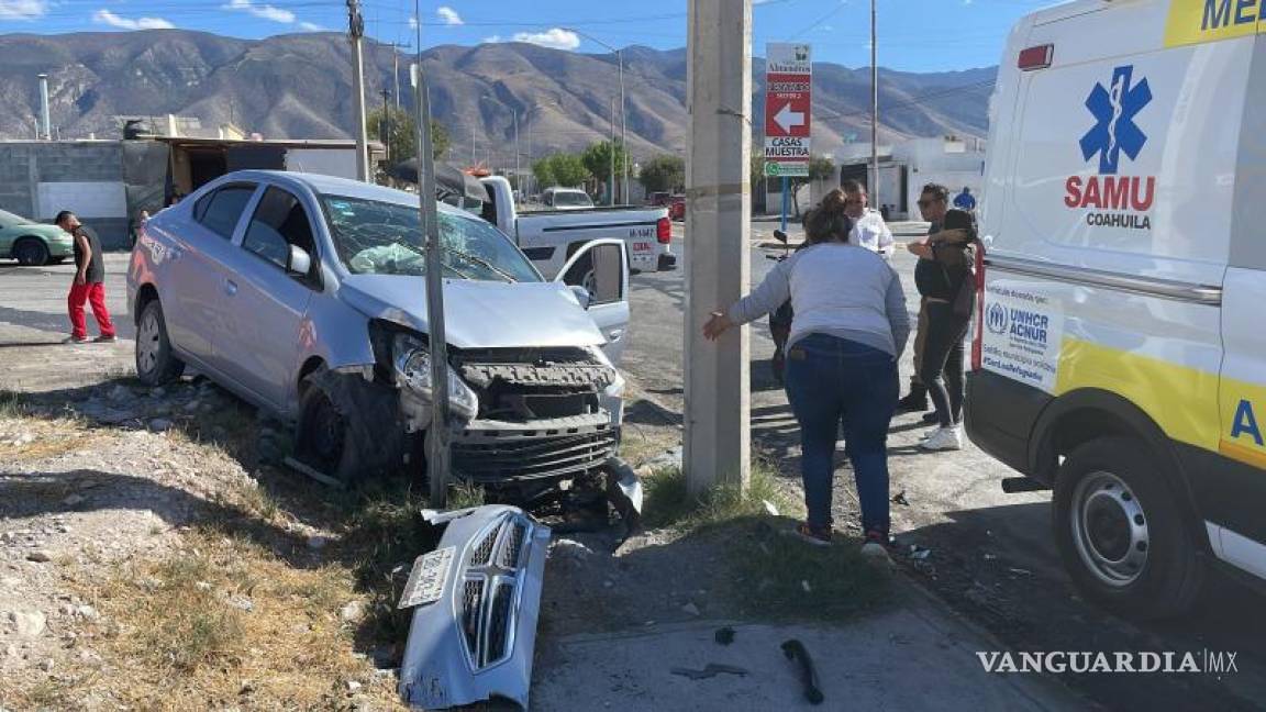 $!La conductora se estrelló contra un poste de la CFE, pero solo hubo daños materiales en el percance.