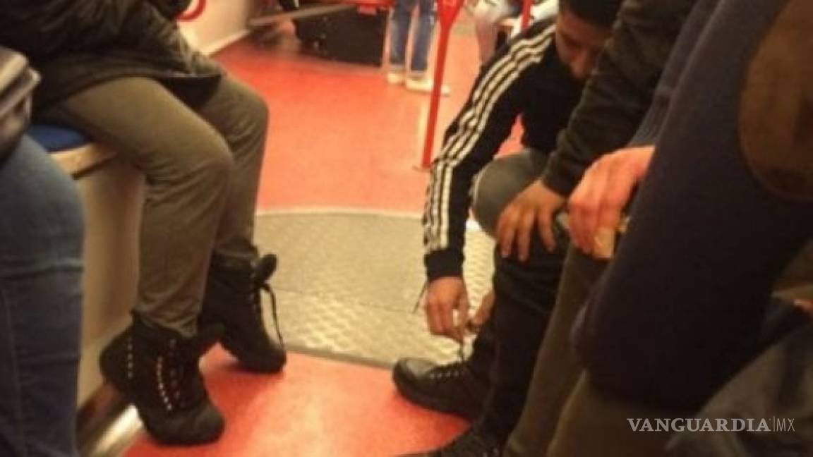 Conmueve imagen de un inmigrante iraquí que le regala sus zapatos a un niño descalzo en Turquía