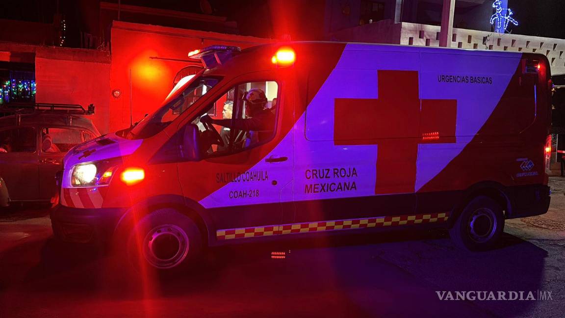 $!El joven lesionado fue trasladado por paramédicos de la Cruz Roja a un hospital debido a una lesión considerable en la cabeza.