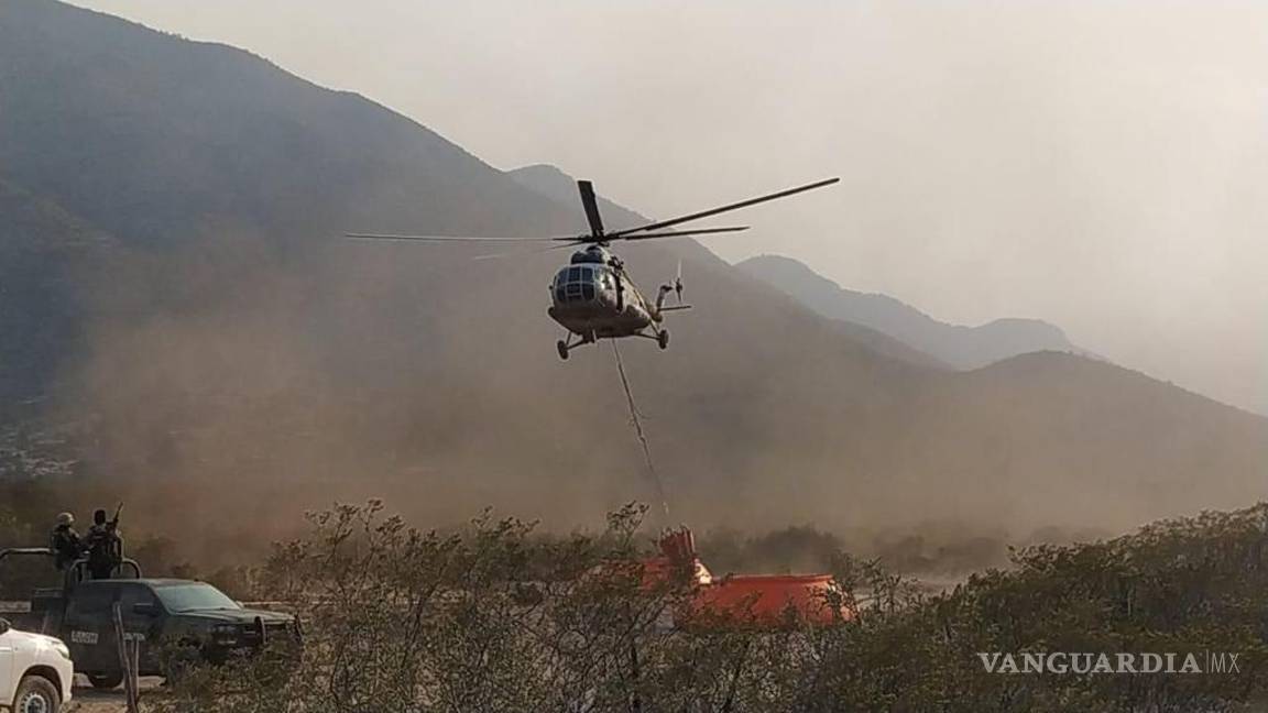 Helicópteros de la Sedena combaten incendio en Ramos Arizpe; suman 80 hectáreas consumidas