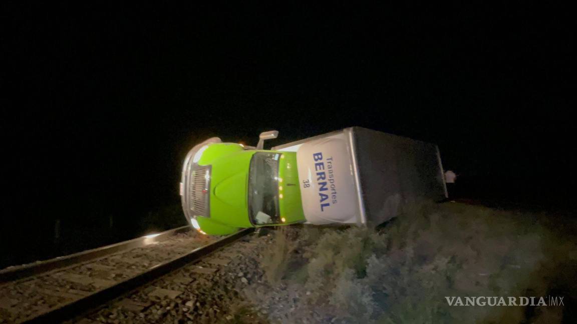 Termina tráiler en las vías del tren en Saltillo; conductor dormita y sale del camino