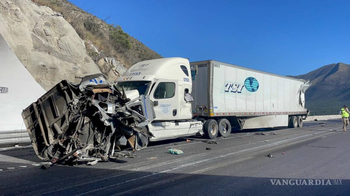 $!Los restos del tráiler yacen sobre la carretera, reflejando la magnitud del impacto.