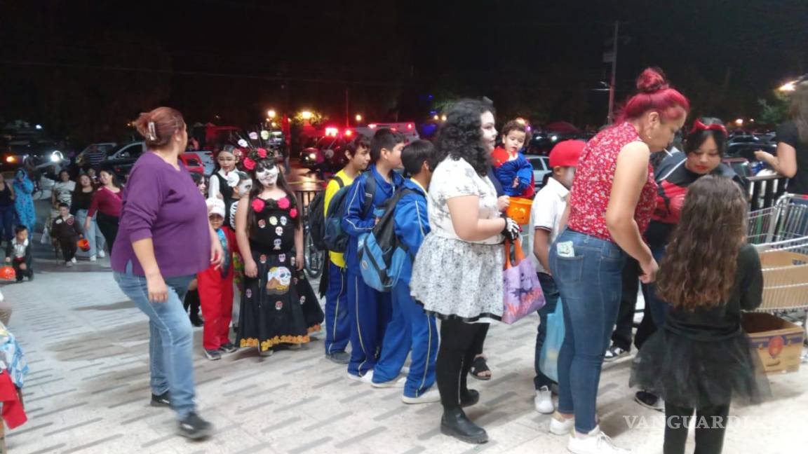 $!Disfraces de calaveras, brujas y personajes populares llenaron las calles del municipio de Parras en una noche de diversión segura.