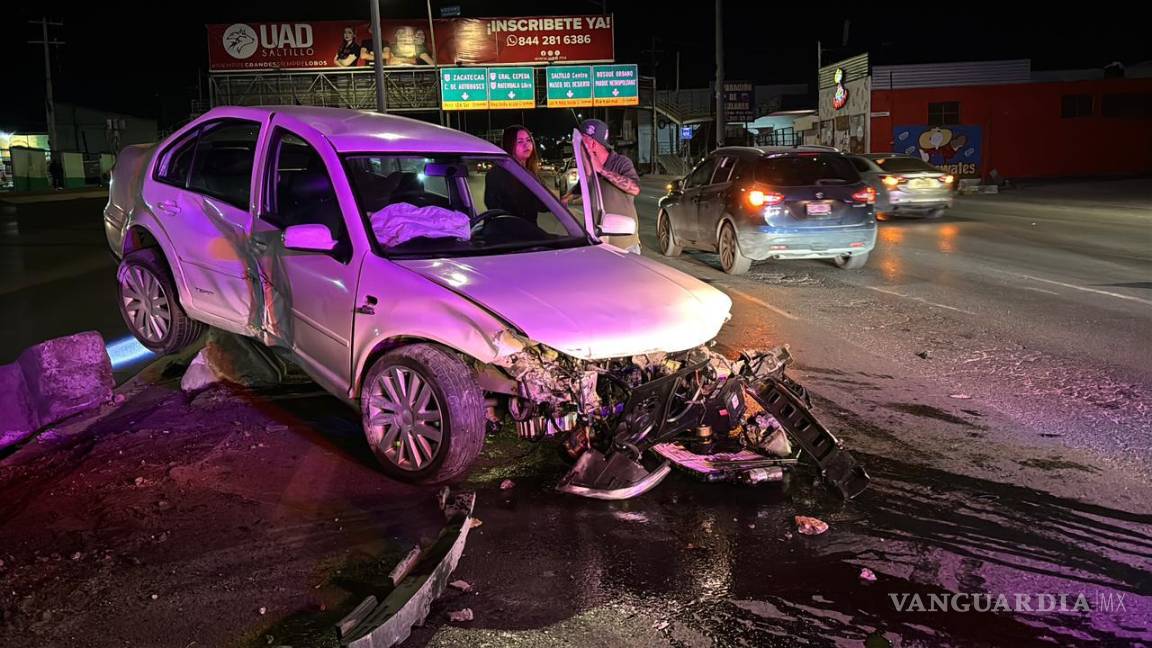 $!El vehículo Volkswagen terminó con severos daños tras impactarse contra las ballenas vehiculares en el periférico Luis Echeverría Álvarez.