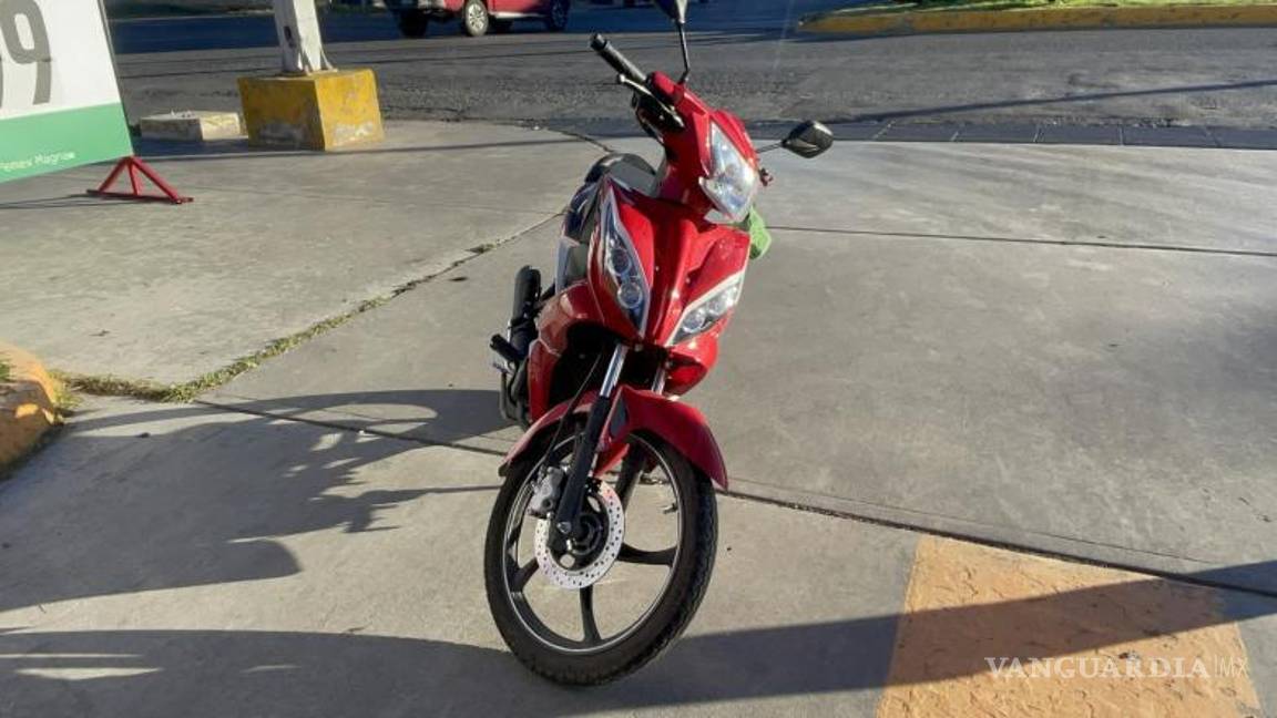 $!La motocicleta quedó con daños visibles tras el impacto en pleno centro de la ciudad.
