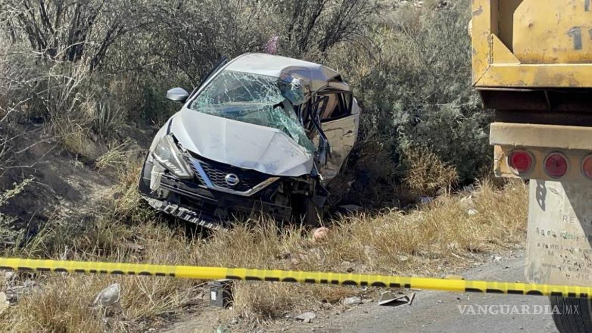 $!Elementos de la Policía Estatal y Bomberos acudieron al lugar del accidente, donde confirmaron el deceso de la conductora.