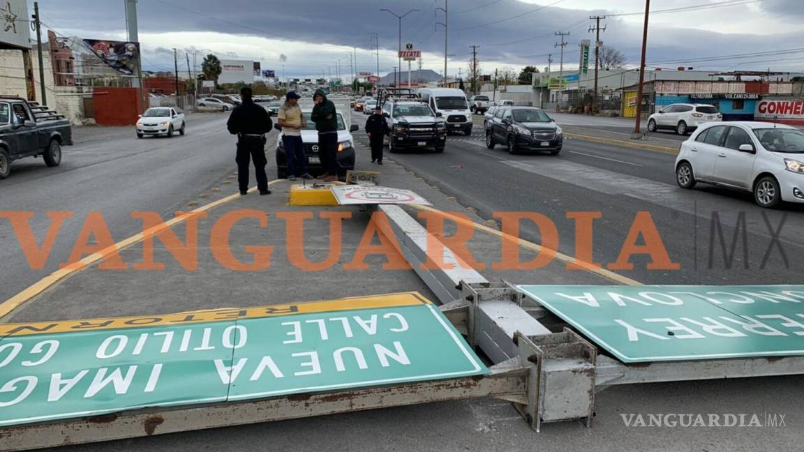 Fuertes vientos en Saltillo tumban señalamiento vial sobre el periférico Luis Echeverría