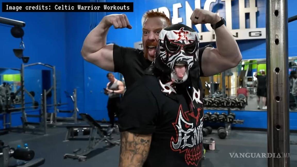 Con el bíceps roto y al ritmo de salsa, Penta Zero Miedo realiza divertida rutina de gym con Sheamus