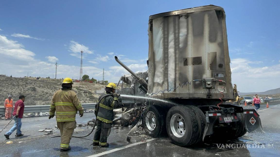 $!Aunque fue rápida la intervención de los bomberos, el fuego consumió la totalidad del tractocamión.