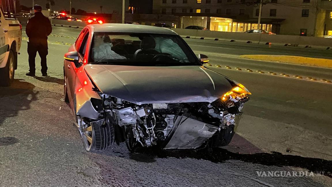 $!Conductores maniobraron entre los restos del accidente mientras autoridades controlan el tránsito.