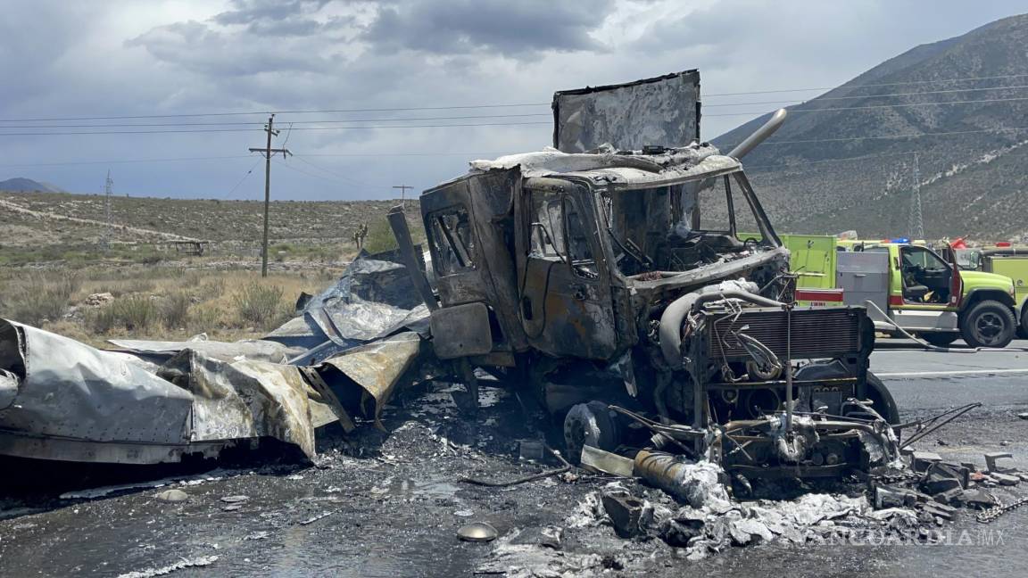 Choca tráiler y se incendia; queda reducido a cenizas en carretera a La Carbonera, en Arteaga