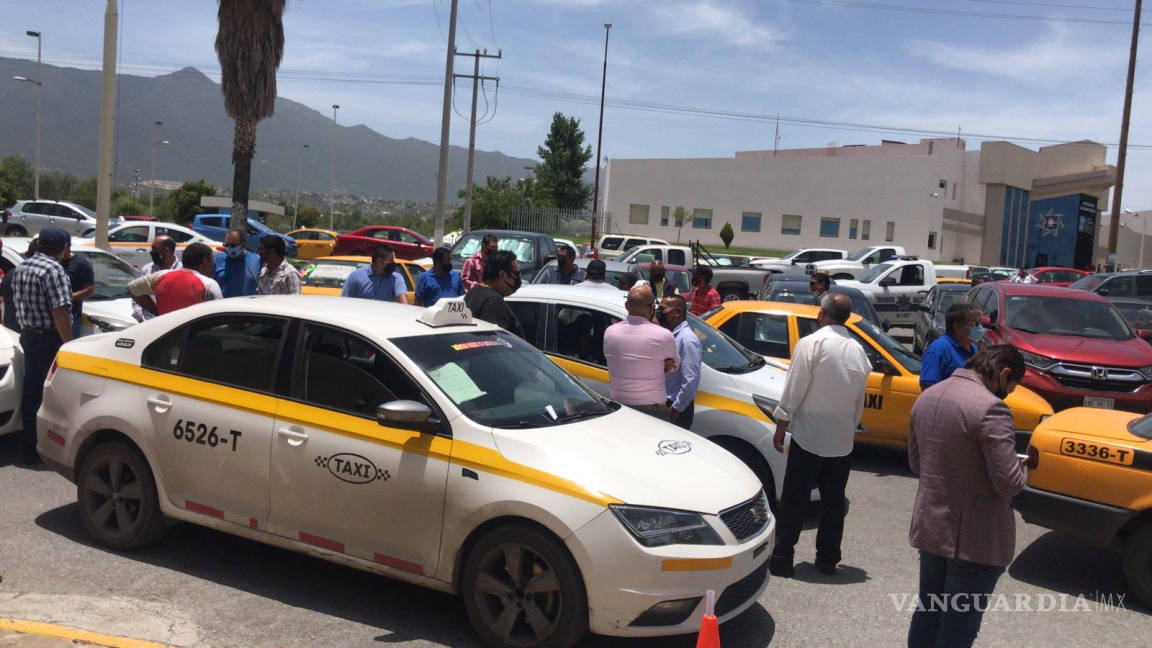 Taxistas se manifiestan frente a FGE en Saltillo; amagan con bloqueos este martes