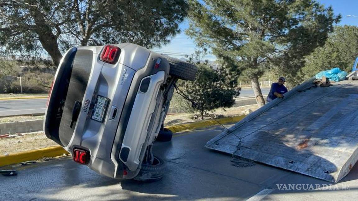 $!Personal de la Cruz Roja atendieron la escena del accidente, donde afortunadamente no se reportaron heridos graves.