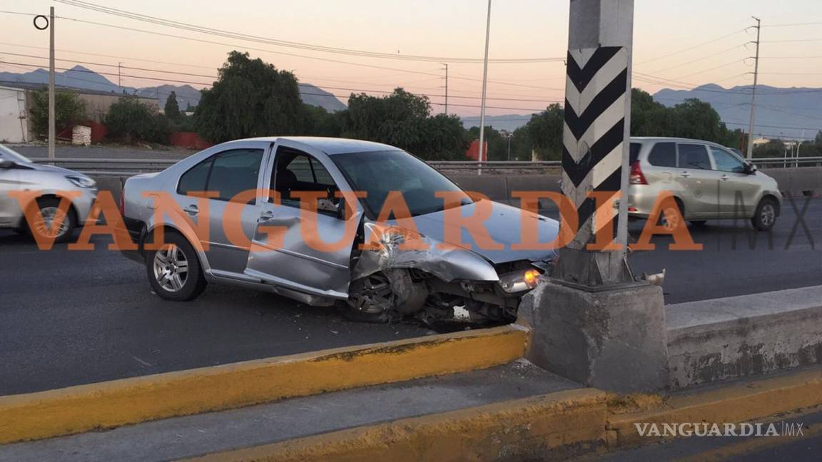 $!Automovilista en Saltillo se impacta contra un poste en Nazario Ortiz