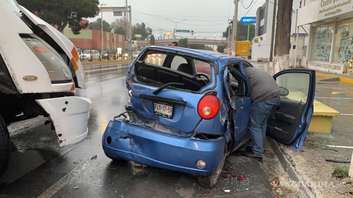 Autobús impacta a auto y causa caos vial en V. Carranza