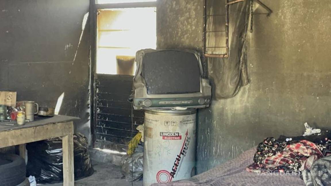 $!El interior del domicilio quedó reducido a cenizas tras el incendio, presuntamente provocado por un corto circuito.