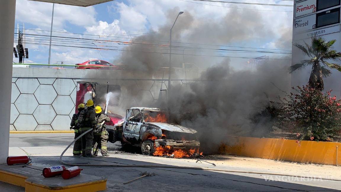 $!Luego de que el conductor se percata de que sale humo de la cabina, se orilla en la gasolinera.