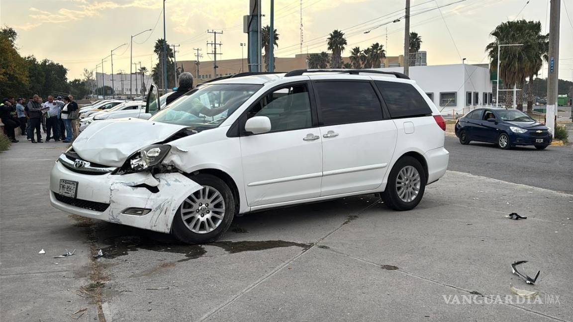 $!La camioneta Toyota Sienna quedó detenida en medio de la vialidad tras el impacto.