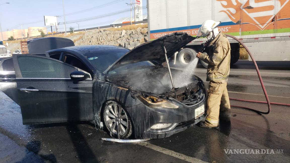 Se le quema el auto en carretera de Saltillo