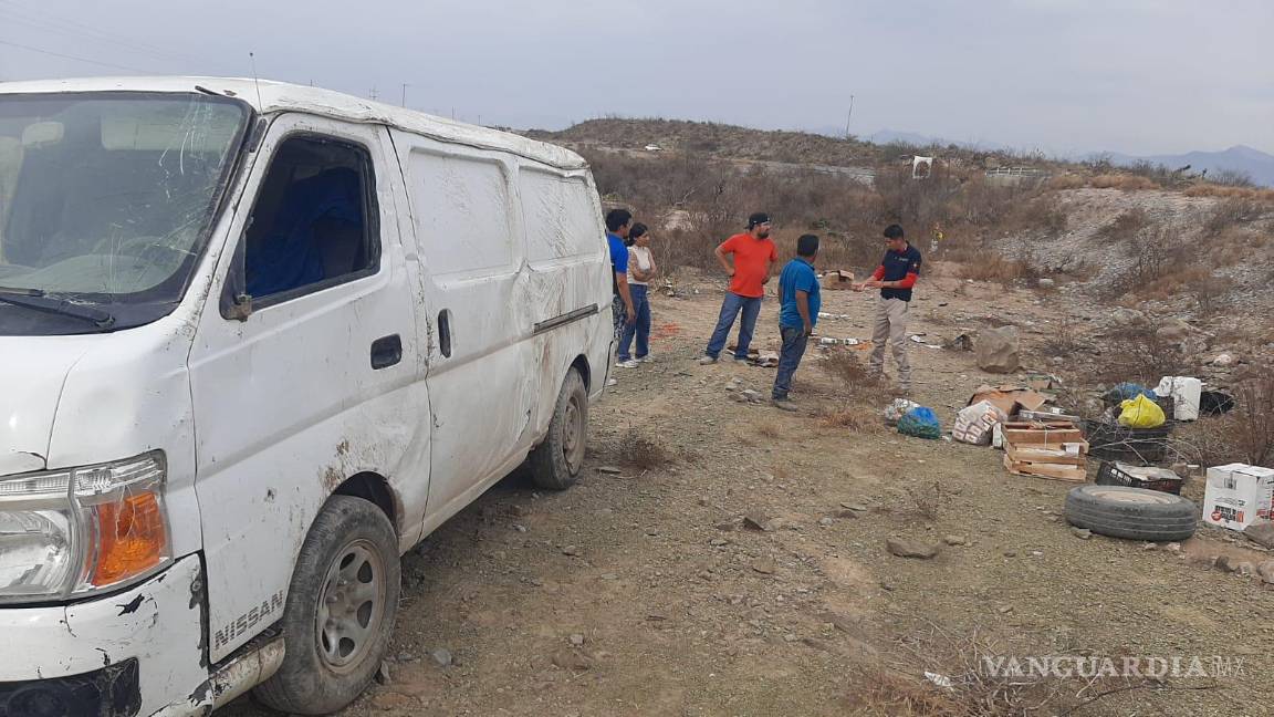 Repartidores sufren volcadura en la carretera Saltillo-Torreón