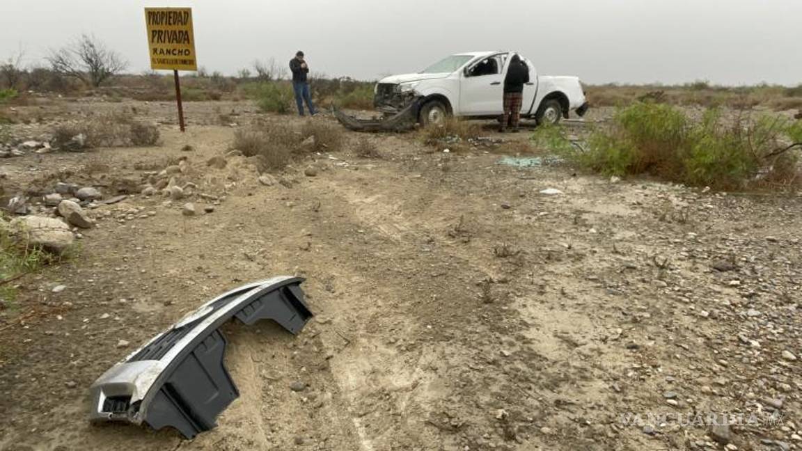 $!La camioneta terminó dentro de un predio privado tras salirse del libramiento Óscar Flores Tapia.