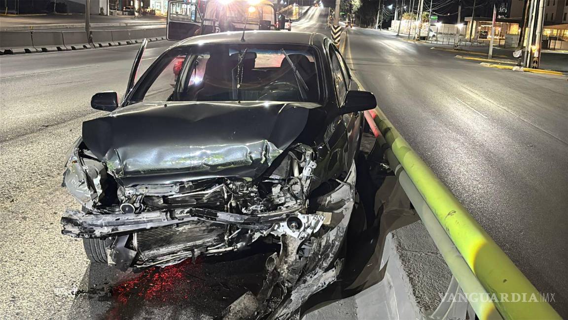 $!El Chevrolet Aveo terminó con severos daños tras impactarse contra el muro del puente.