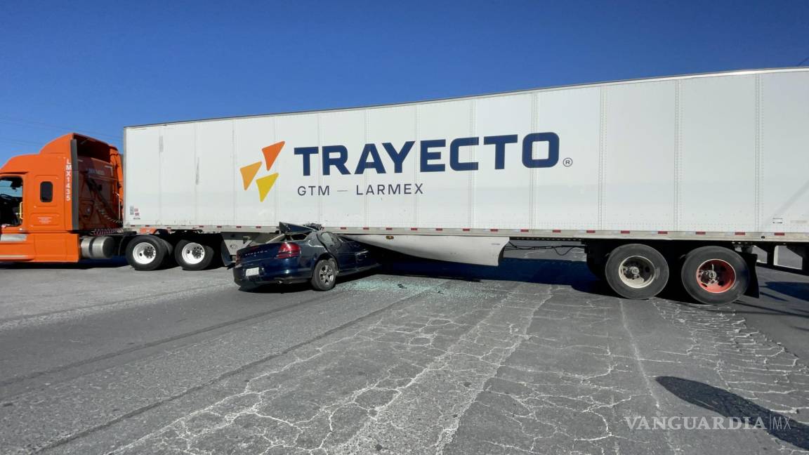 Tráiler se le atraviesa y queda incrustado debajo de la caja en libramiento Óscar Flores Tapia