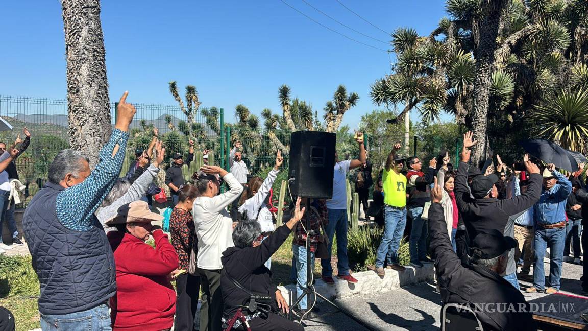 $!Los trabajadores de la UAAAN celebran el levantamiento de la huelga después de más de un mes de negociaciones y asambleas.