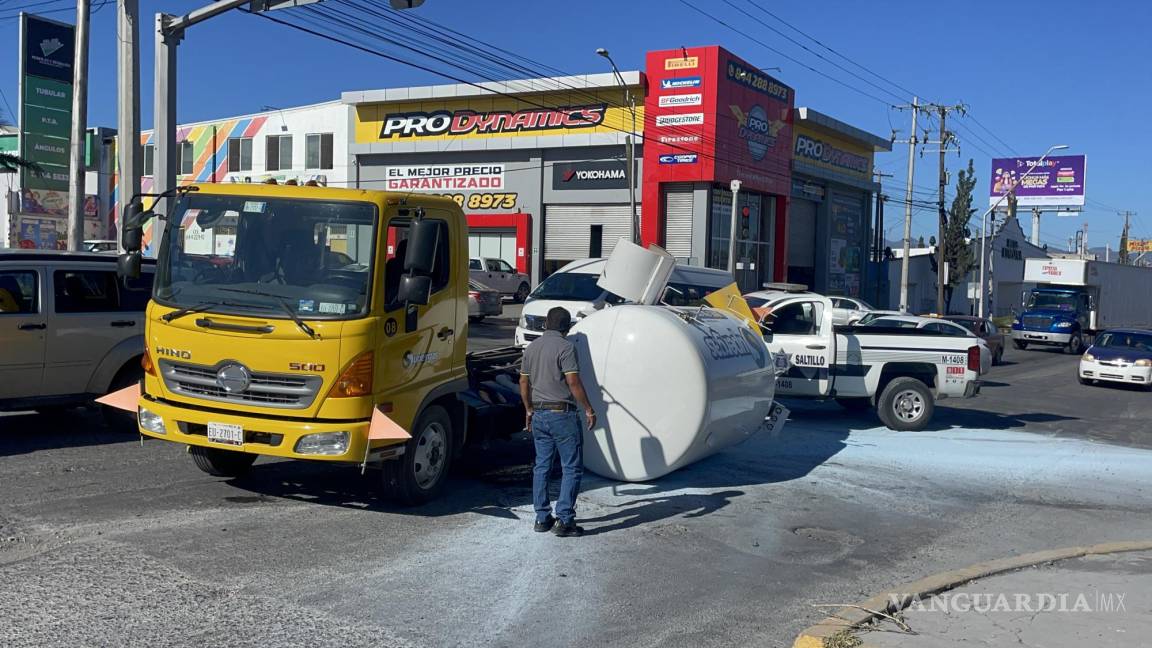 Da vuelta y se le cae tanque de gas al oriente de Saltillo