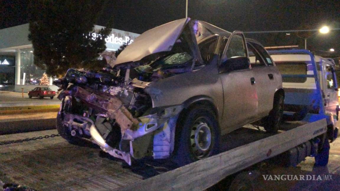 Mujer en estado de ebriedad destroza su vehículo al impactar contra pipa