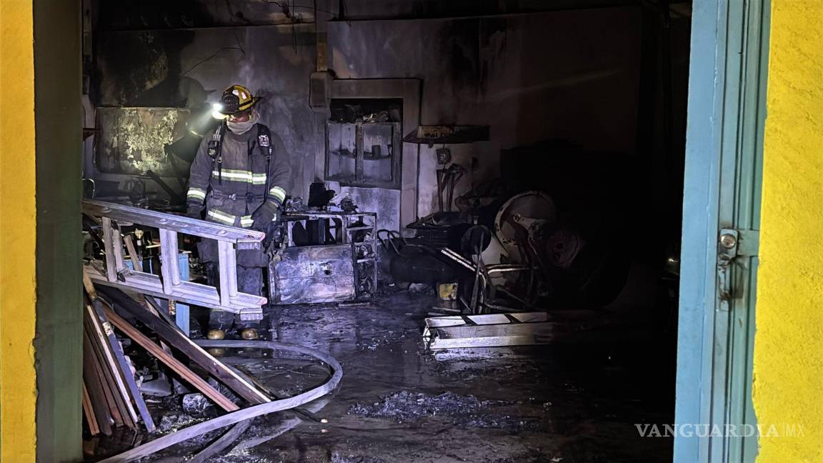 $!El taller de herrería quedó reducido a escombros tras el siniestro ocurrido en la madrugada.