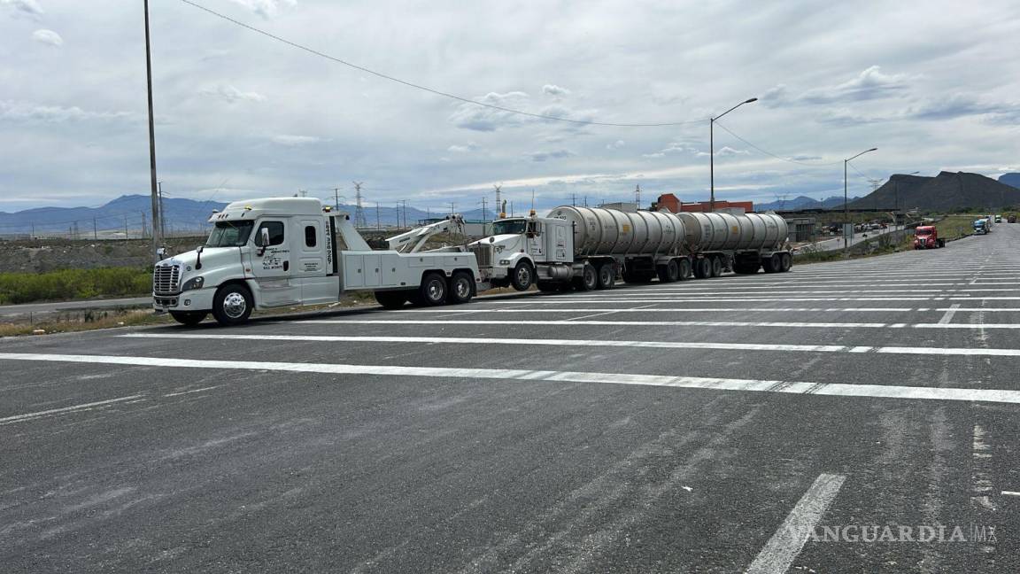 Agentes decomisan tráiler con diésel, en Saltillo