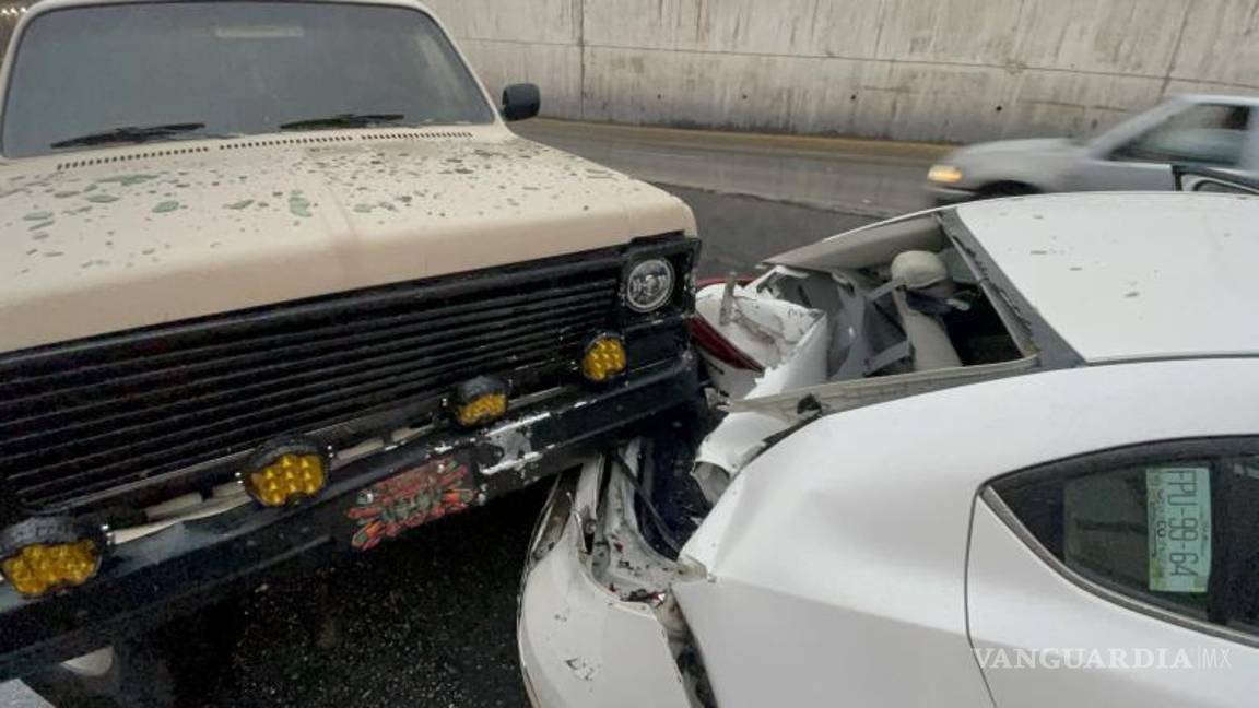 $!Las grúas retiraron los autos involucrados para restablecer el tránsito en el periférico Luis Echeverría.